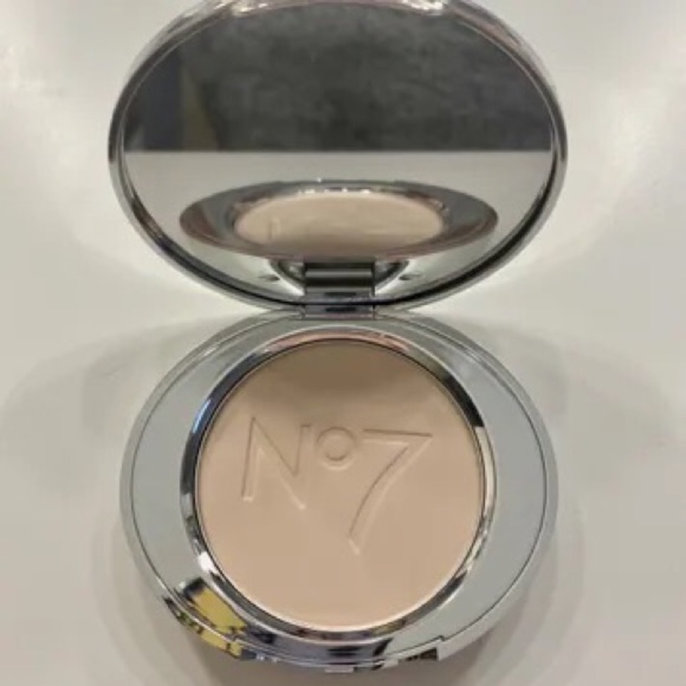 lift and luminate triple action powder in translucent color